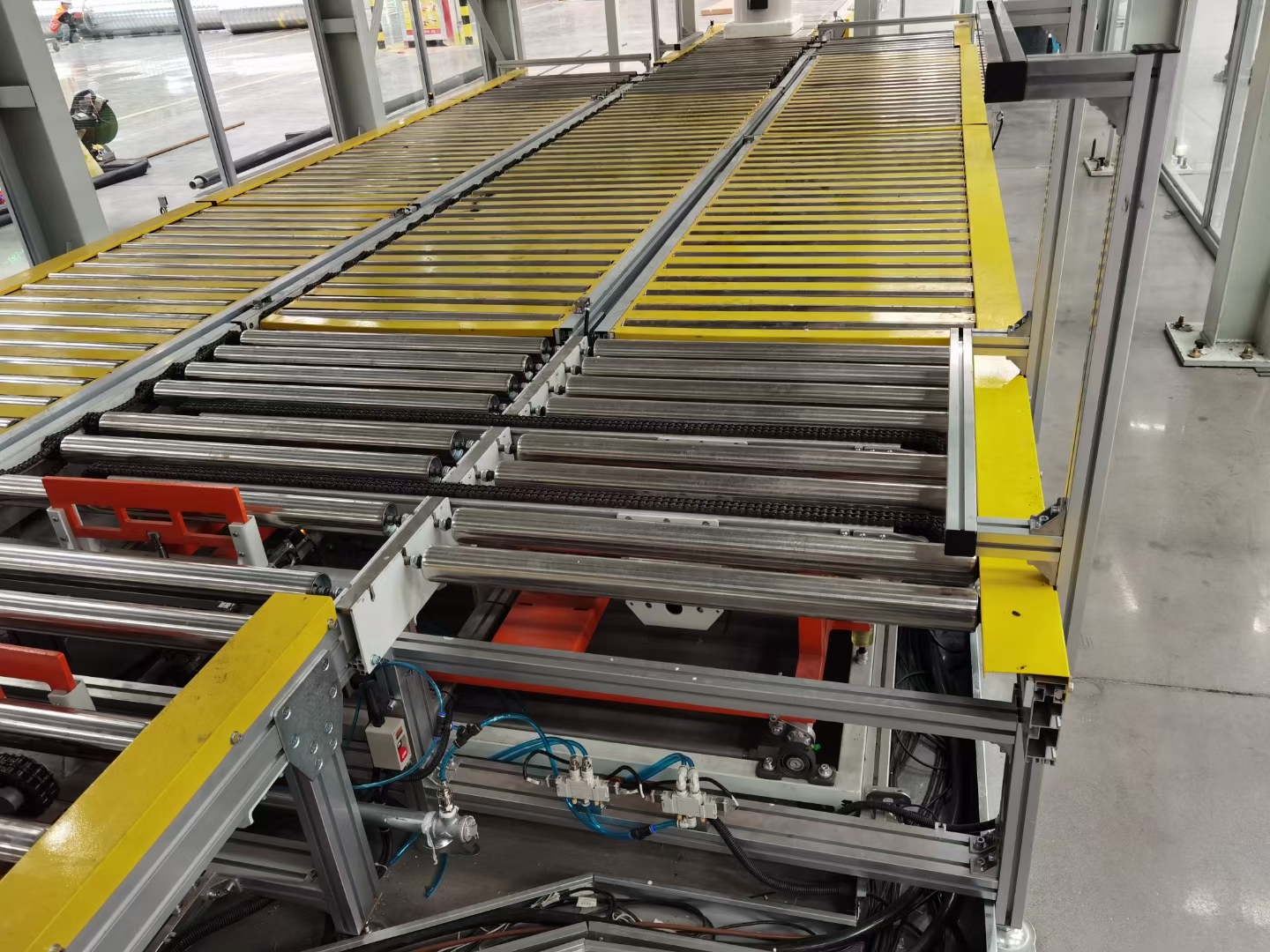 移栽滾筒輸送機(jī)，青島樂途行工業(yè)設(shè)備有限公司